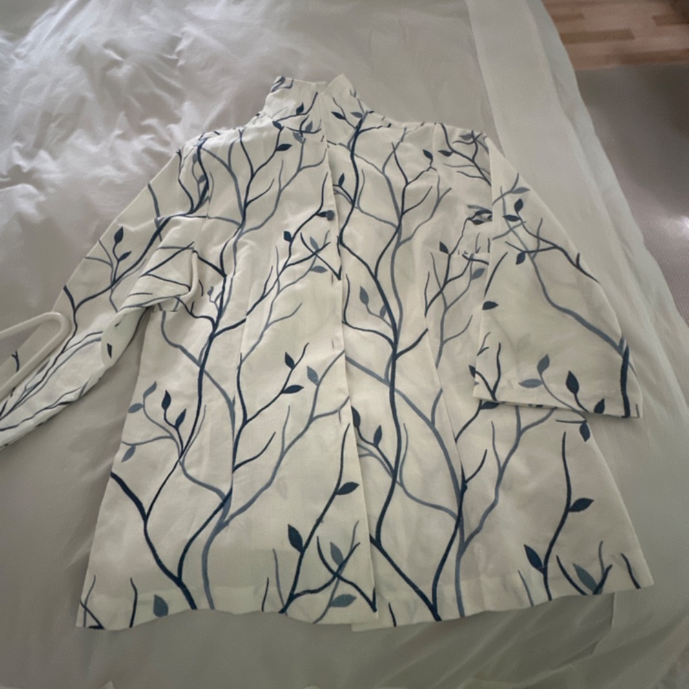 Connie Roberson Luxury Embroidered White Linen Jacket Shades of Blue - Picture 10 of 10
